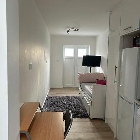 Lovely En-Suite Studio With Kitchen And Free Parking With Walking Distance To Tube Station And Short Train Ride To Central London!! Northwood  Exterior foto