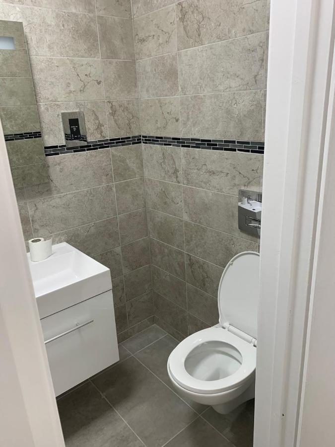 Lovely En-Suite Studio With Kitchen And Free Parking With Walking Distance To Tube Station And Short Train Ride To Central London!! Northwood  Exterior foto