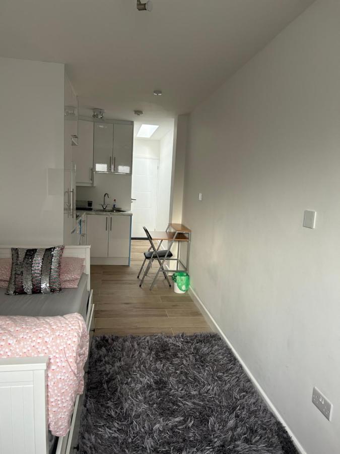 Lovely En-Suite Studio With Kitchen And Free Parking With Walking Distance To Tube Station And Short Train Ride To Central London!! Northwood  Exterior foto